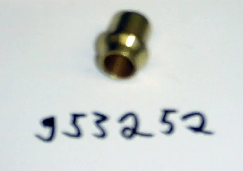Brass piece auf weißem Hintergrund mit der Aufschrift „953252“. Möglicherweise ein Teil von Brötje, könnte in Heizungs- oder Brenneranwendungen eingesetzt werden.
