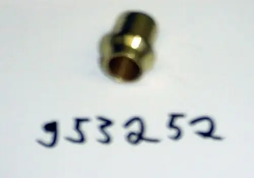 Brass piece auf weißem Hintergrund mit der Aufschrift „953252“. Möglicherweise ein Teil von Brötje, könnte in Heizungs- oder Brenneranwendungen eingesetzt werden.
