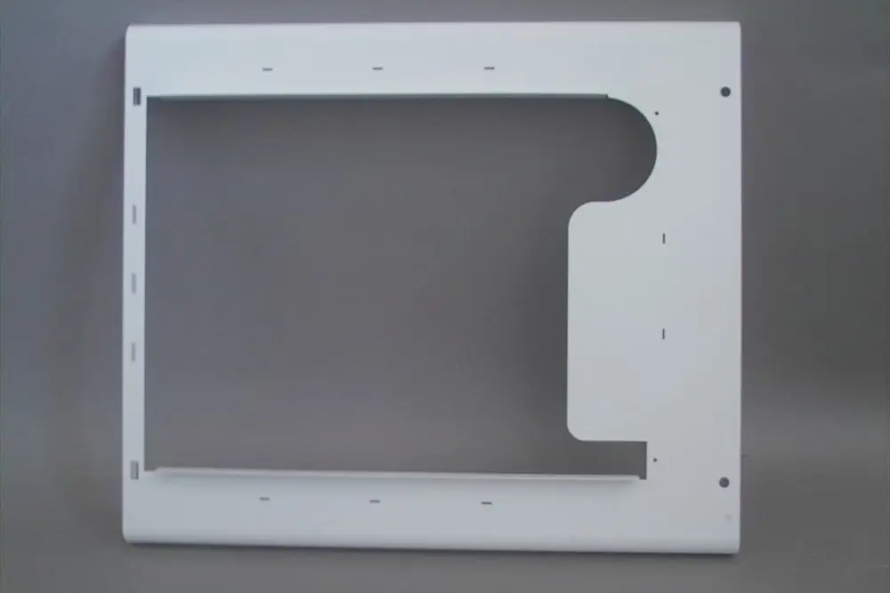 Verkleidungsvorderwand von Brötje, in Weiß, mit rechteckiger Öffnung und einer abgerundeten Ecke. Die Oberfläche ist glatt und ohne zusätzliche Beschriftungen.