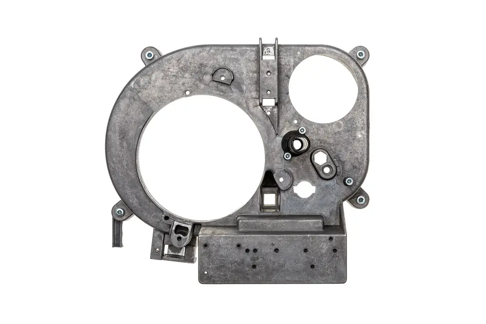 Brötje Brennergehäuse in metallischer Ausführung mit mehreren Öffnungen und Befestigungselementen. Klar strukturiert und funktional gestaltet.
