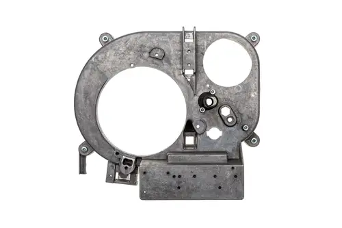 Brötje Brennergehäuse in metallischer Ausführung mit mehreren Öffnungen und Befestigungselementen. Klar strukturiert und funktional gestaltet.