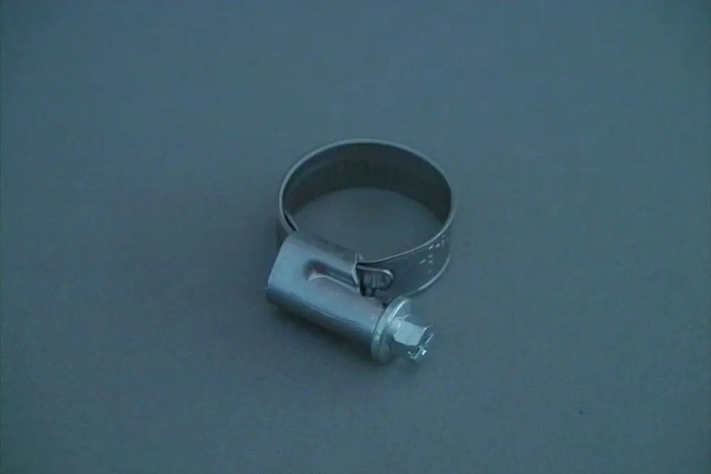 Metallene Schlauchschelle mit Schraubverschluss, möglicherweise zur Befestigung von Schläuchen, mit der Marke Brötje auf dem Band.