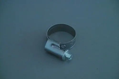 Metallene Schlauchschelle mit Schraubverschluss, möglicherweise zur Befestigung von Schläuchen, mit der Marke Brötje auf dem Band.
