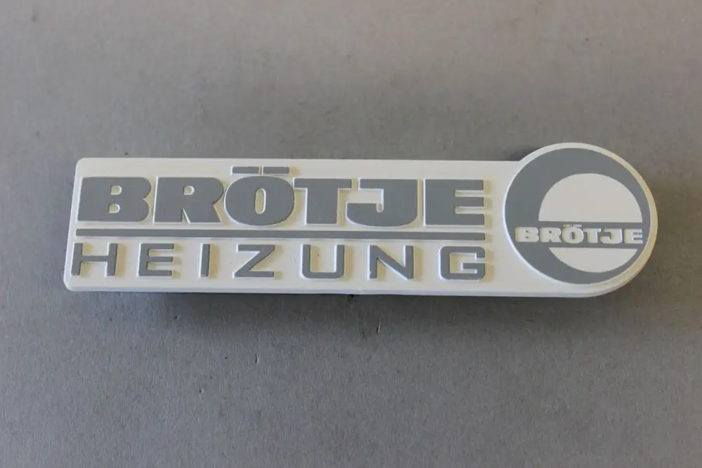 Brötje Logo Clip in Weiß und Grau, mit der Aufschrift "BRÖTJE HEIZUNG" und einem kreisförmigen Logo auf der rechten Seite.