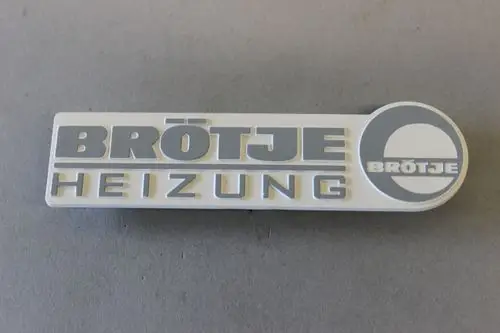 Brötje Logo Clip in Weiß und Grau, mit der Aufschrift "BRÖTJE HEIZUNG" und einem kreisförmigen Logo auf der rechten Seite.