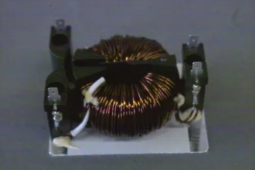 Drossel von Brötje mit einer Spule aus Kupferdraht, montiert auf einer Basis. Anschlussklemmen sind sichtbar.
