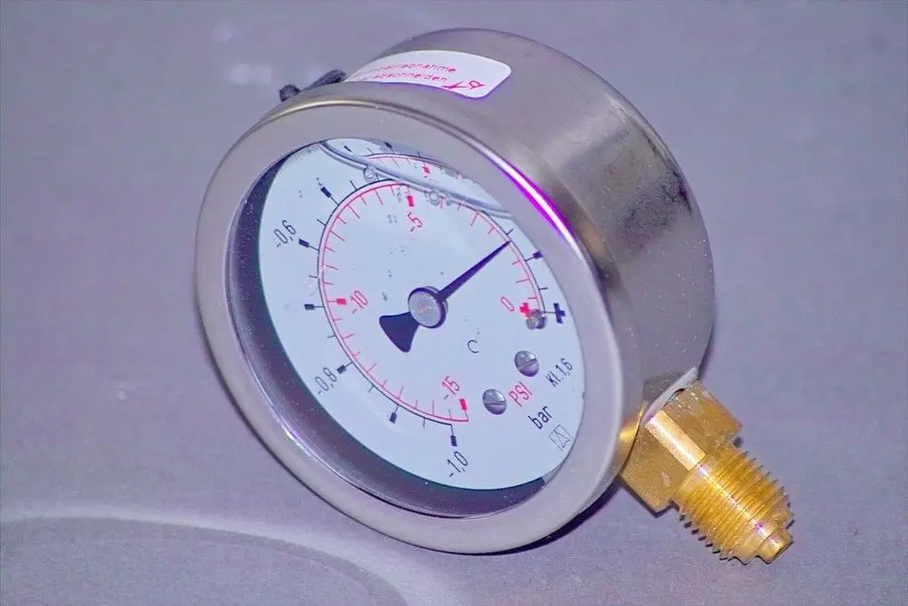 Rundes Druckmessgerät von Brötje mit einer skalierten Anzeige von -1 bis 15 bar. Der Messzeiger zeigt derzeit eine Position im positiven Druckbereich an.