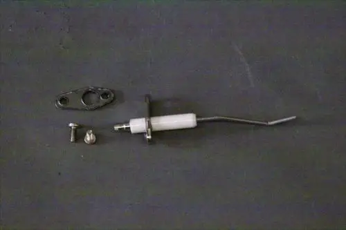 Ein Brötje-Ionisationselektrode mit einem weißen Zylinder und einem gebogenen Metallarm, begleitet von zwei Schrauben und einer Metallplatte.