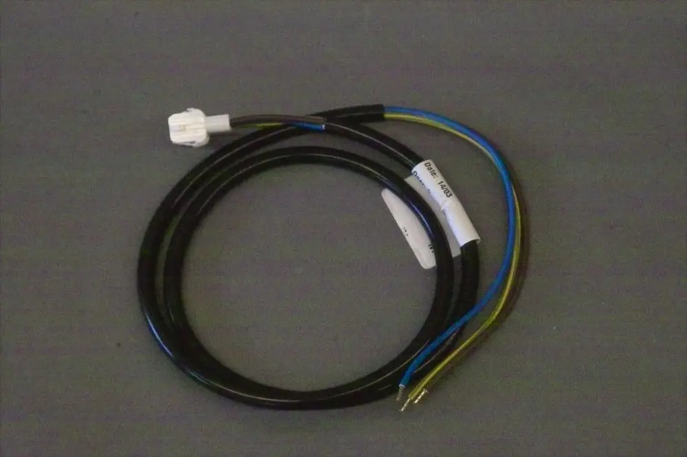 Netzkabel mit schwarzem Mantel und mehreren bunt isolierten Leitungen. Am Ende befindet sich ein weißer Stecker. Produkt von Brötje.
