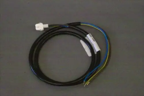 Netzkabel mit schwarzem Mantel und mehreren bunt isolierten Leitungen. Am Ende befindet sich ein weißer Stecker. Produkt von Brötje.