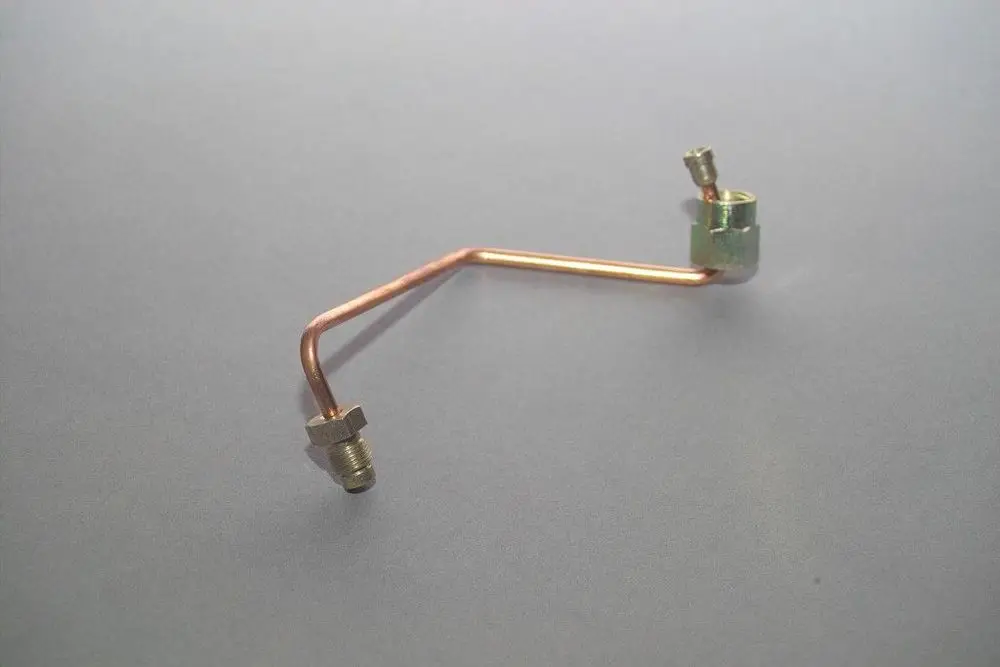 Brötje Öldruckleitung aus Kupfer mit einer gebogenen Form und zwei Anschlussgewinden an jedem Ende.