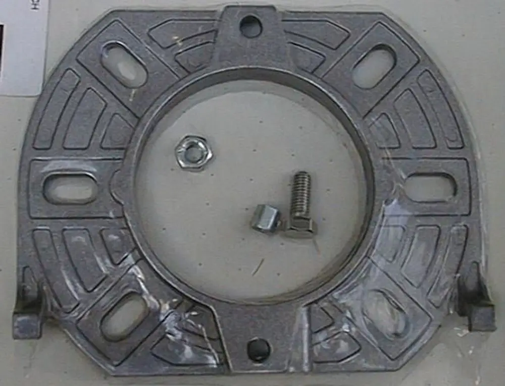 Metallischer Flansch mit kreisförmiger Öffnung und mehreren Bohrungen, ergänzt durch einen Schraubensatz. Produkt von Brötje, geeignet für Heizungsanwendungen.