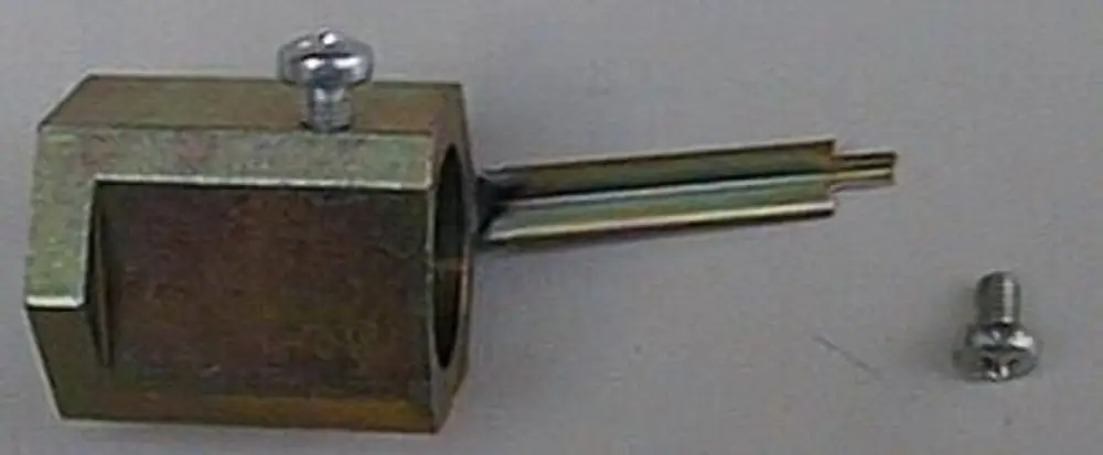 Brötje Stauscheibenhalterung, bestehend aus einem quadratischen Metallblock mit einer Schraube oben und einem metallenen, flachen Element, das seitlich herausragt.