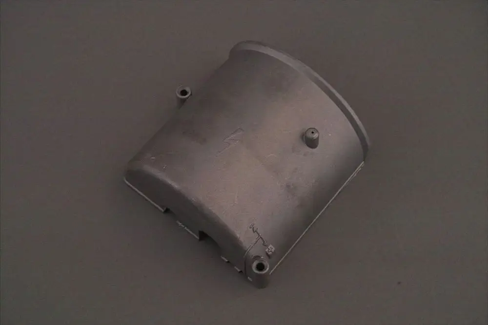 Brötje-Produkt, möglicherweise ein Gehäusedeckel, mit metallischer Oberfläche. Es sind zwei Anschlüsse erkennbar, die für eine technische Anwendung dienen könnten.