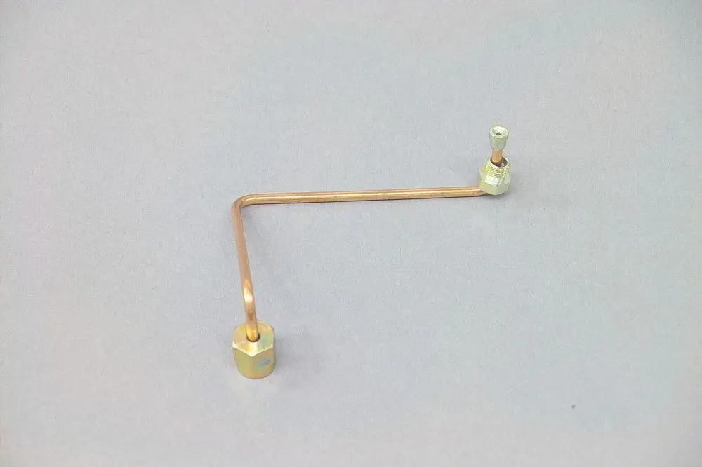 Kupferne Öldruckleitung mit zwei Anschlüssen, einem mit Gewinde und einem ohne Gewinde, hergestellt von Brötje. Form und Material deutlich erkennbar.
