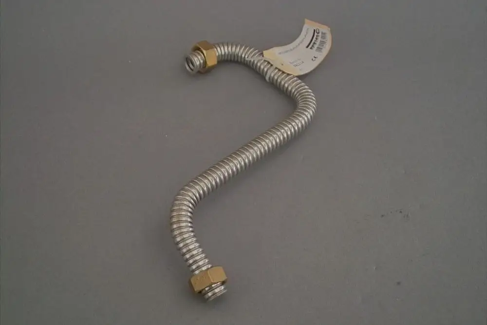 Flexibler Schlauch mit gewundenem Design und zwei Anschlussstücken, geeignet für Anwendungen im Bereich Heizung, hier von der Marke Brötje.