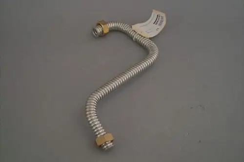 Flexibler Schlauch mit gewundenem Design und zwei Anschlussstücken, geeignet für Anwendungen im Bereich Heizung, hier von der Marke Brötje.