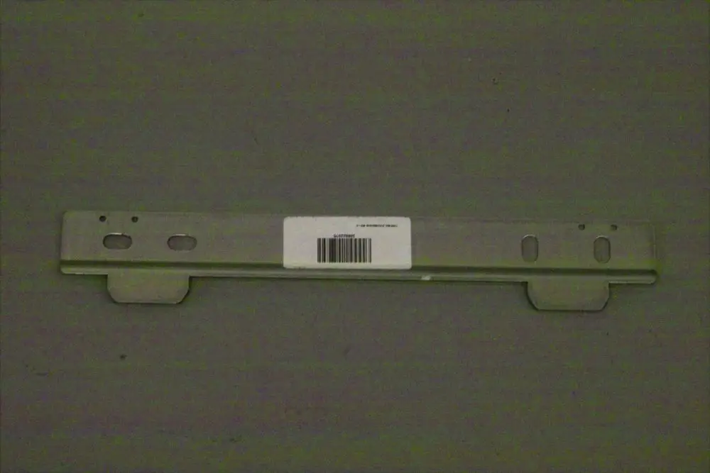 Metallische Halterung von Brötje mit zwei Montageöffnungen, einer zentralen Beklebung und zwei seitlichen Ausstanzungen. Eignet sich zur Befestigung oder als Halteschiene.