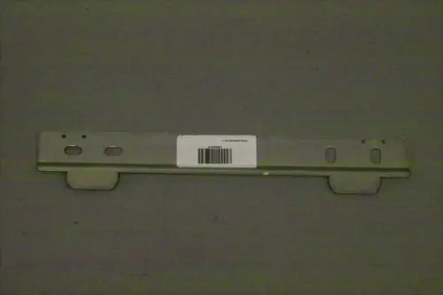 Metallische Halterung von Brötje mit zwei Montageöffnungen, einer zentralen Beklebung und zwei seitlichen Ausstanzungen. Eignet sich zur Befestigung oder als Halteschiene.