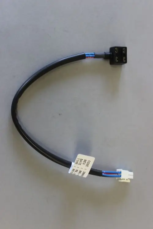 Brötje Netzkabel mit zwei Steckverbindern, einer schwarz und einer weiß, auf grauem Hintergrund. Kabel mit blauen und roten Drähten sichtbar.