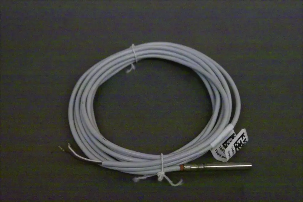 Brauchwasserfühler von Brötje, bestehend aus einem langen Kabel mit einem weißen Mantel und einem metallischen Sensorkopf am Ende.