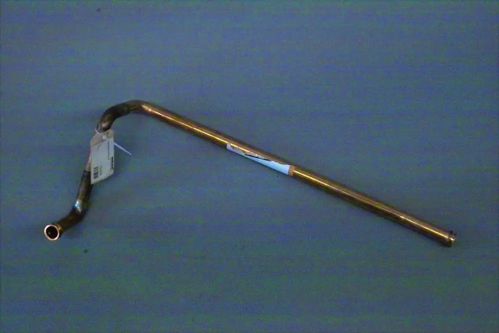 Brötje Heizungsrohr in gebogener Form. Ein Ende mit Anschlussöffnung, das andere Ende gerade. Material ist metallisch, mit einer Preisschilderkennung an einem Ende.