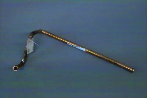 Brötje Heizungsrohr in gebogener Form. Ein Ende mit Anschlussöffnung, das andere Ende gerade. Material ist metallisch, mit einer Preisschilderkennung an einem Ende.