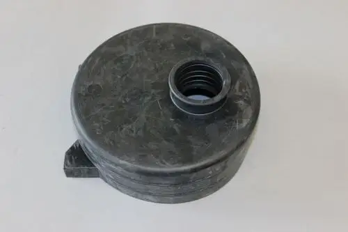 Schwarzer Wartungsdeckel von Brötje, runde Form mit einem Gewindeanschluss in der Mitte und einer flachen Unterseite.
