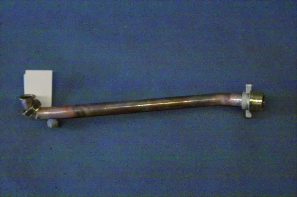 Rücklaufanschlussrohr von Brötje, metallisch, mit einer gebogenen Form und anschraubbaren Verbindungsstücken an beiden Enden. Einfache, funktionale Gestaltung.