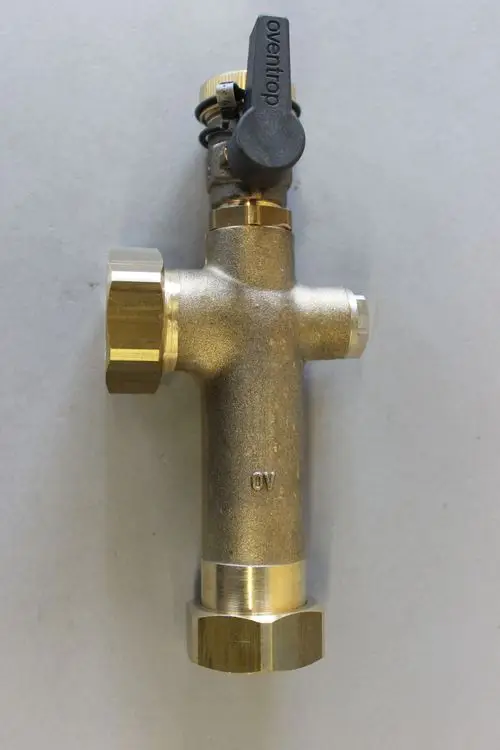 Brötje-Ventil mit verchromter Oberfläche und schwarzem Hebel. Das Produkt ist aus Metall gefertigt und hat eine T-Form mit zwei Anschlüssen und einer Einstellschraube.
