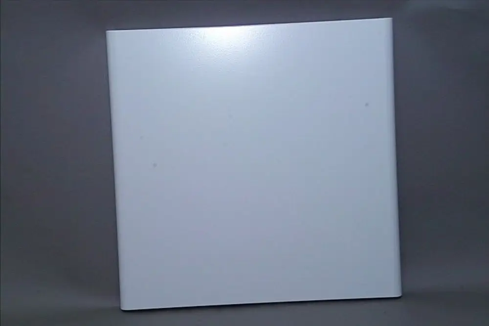 Weißer Verkleidungsdeckel von Brötje auf grauem Hintergrund, flache Oberfläche ohne erkennbare Merkmale oder Beschriftungen.