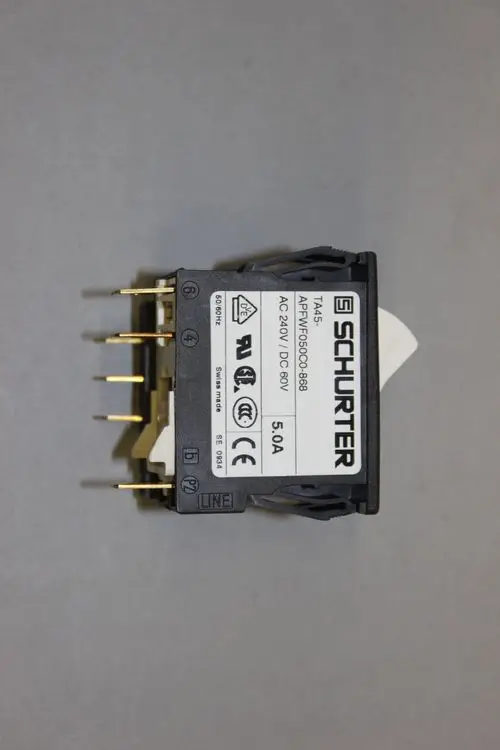 Schwarzer Schalter mit mehreren Anschlussklemmen und beschriftetem Typenschild. Deutliche Markierung der Marke Brötje auf dem Produkt.