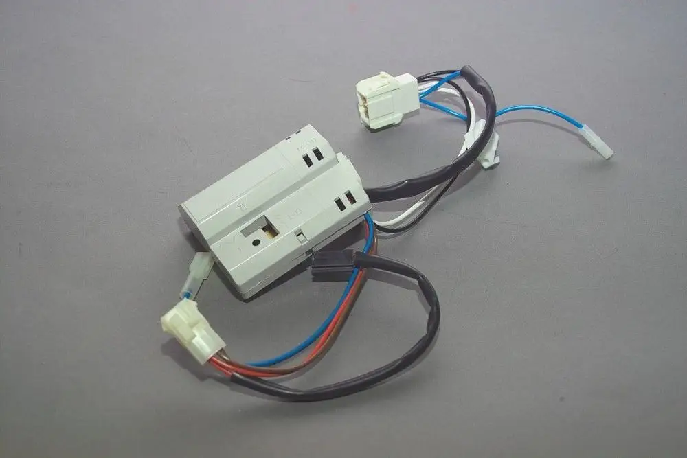 Brötje elektronisches Verzögerungsmodul mit zwei Steckverbindern und mehreren Drähten, auf grauem Hintergrund.