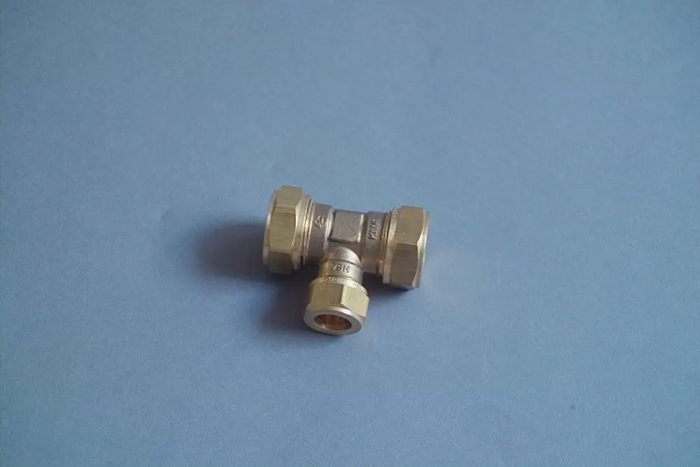 Brötje T-Stück aus Metall mit zwei verbindenden Anschlüssen und einem mittleren Abgang, geeignet für Rohrinstallationen.