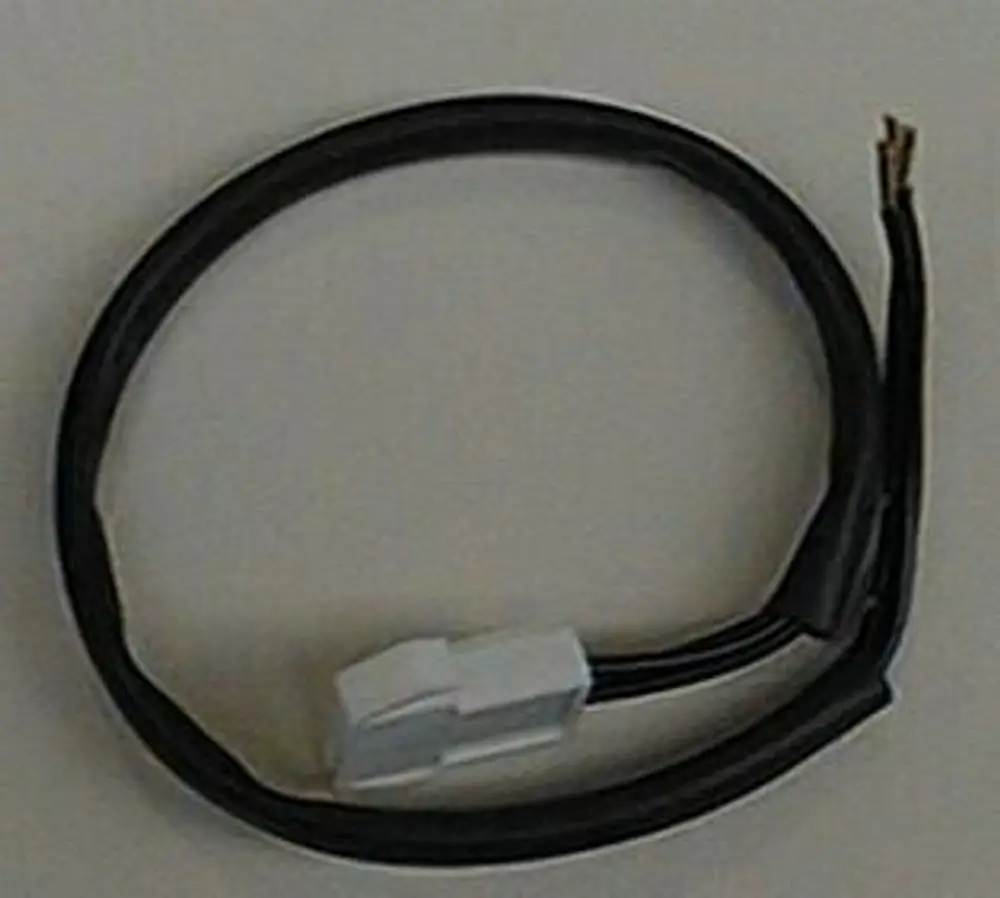 Schwarzes Kabel mit einem weißen Stecker, möglicher Einsatz als Verbindungselement, möglicherweise für Brötje Produkte wie Druckwächter.