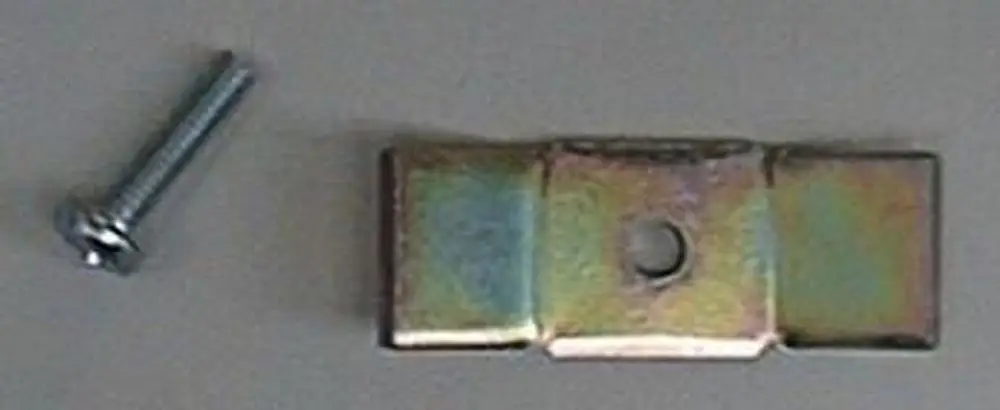 Brötje Verbindungselement bestehend aus einem metallischen Halter mit einer Löcheröffnung und einer Schraube, auf neutralem Hintergrund angeordnet.