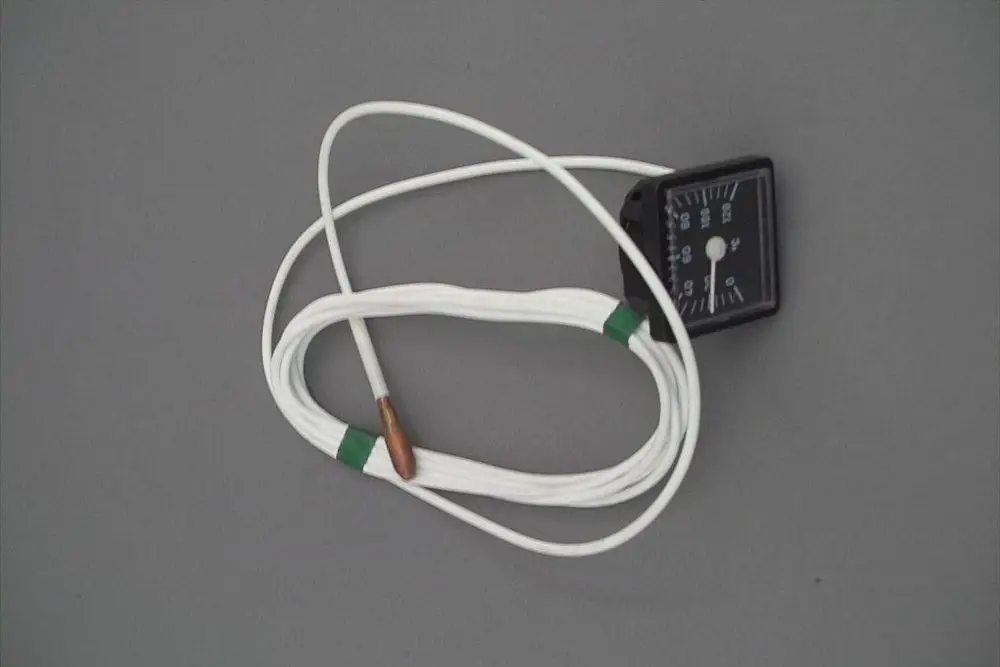 Temperaturmessgerät mit einem Sensor und Kabel, das zur Verwendung in Heizsystemen wie denen von Brötje geeignet ist. Der Ziffernblatt zeigt verschiedene Temperaturwerte an.