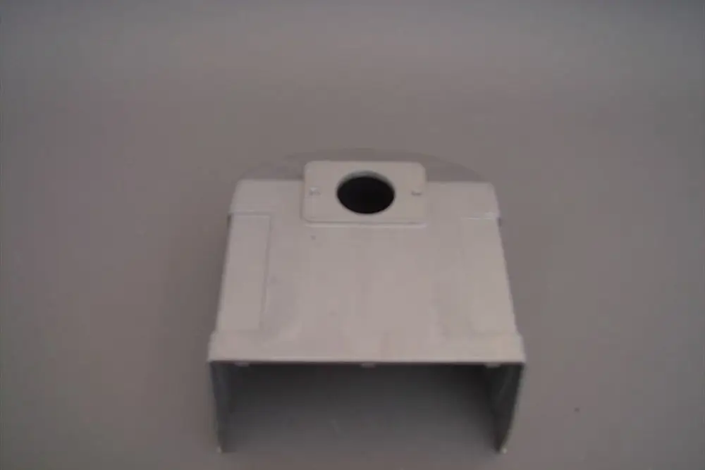 Metallische Grundplatte von Brötje mit einem runden Ausschnitt oben und offenen Seiten. Eignet sich für verschiedene Installationen.