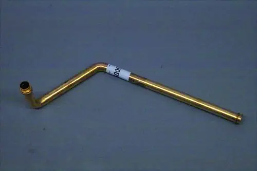 Brötje Rücklaufrohr aus Metall mit einer gebogenen Form und einer Anschlussöffnung an einem Ende.