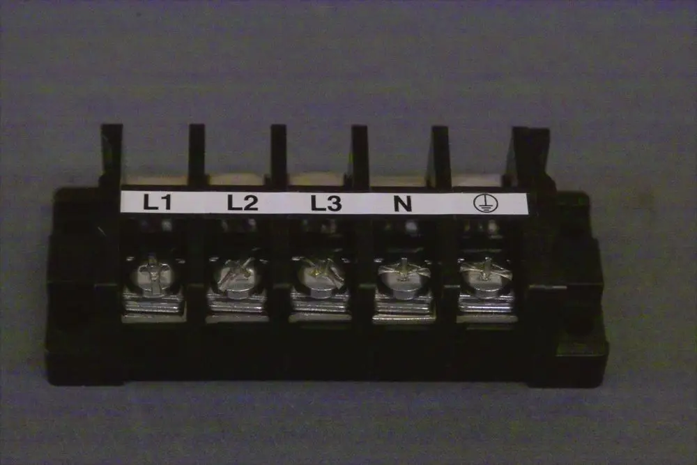 Brötje Anschlussklemmenleiste mit Anschlüssen für L1, L2, L3 und N, dargestellt in schwarzem Kunststoff mit zugehörigen Schraubklemmen.