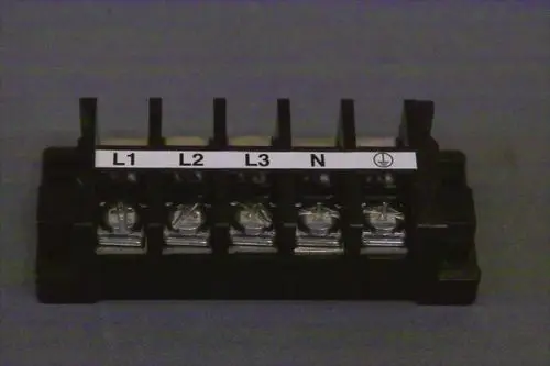 Brötje Anschlussklemmenleiste mit Anschlüssen für L1, L2, L3 und N, dargestellt in schwarzem Kunststoff mit zugehörigen Schraubklemmen.