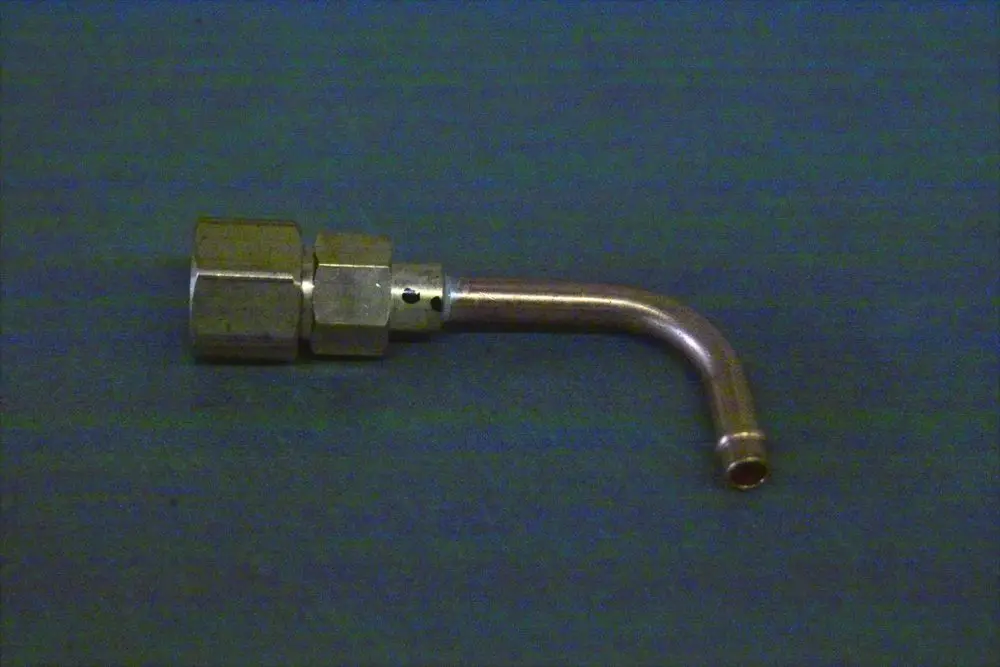Brötje Stopfen, ein metallisches Verbindungselement mit einer gekrümmten Form und zwei Anschlussstellen, auf einem blauen Untergrund abgebildet.