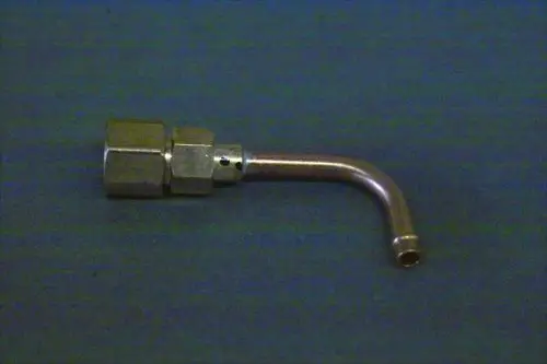 Brötje Stopfen, ein metallisches Verbindungselement mit einer gekrümmten Form und zwei Anschlussstellen, auf einem blauen Untergrund abgebildet.