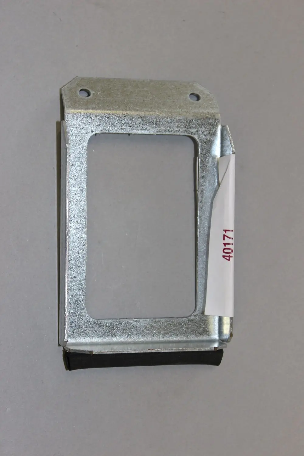 Metallische Halterung mit rechteckigem Ausschnitt und Gummipuffer, beschriftet mit "40171". Produkt stammt von der Marke Brötje.