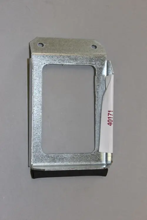 Metallische Halterung mit rechteckigem Ausschnitt und Gummipuffer, beschriftet mit "40171". Produkt stammt von der Marke Brötje.