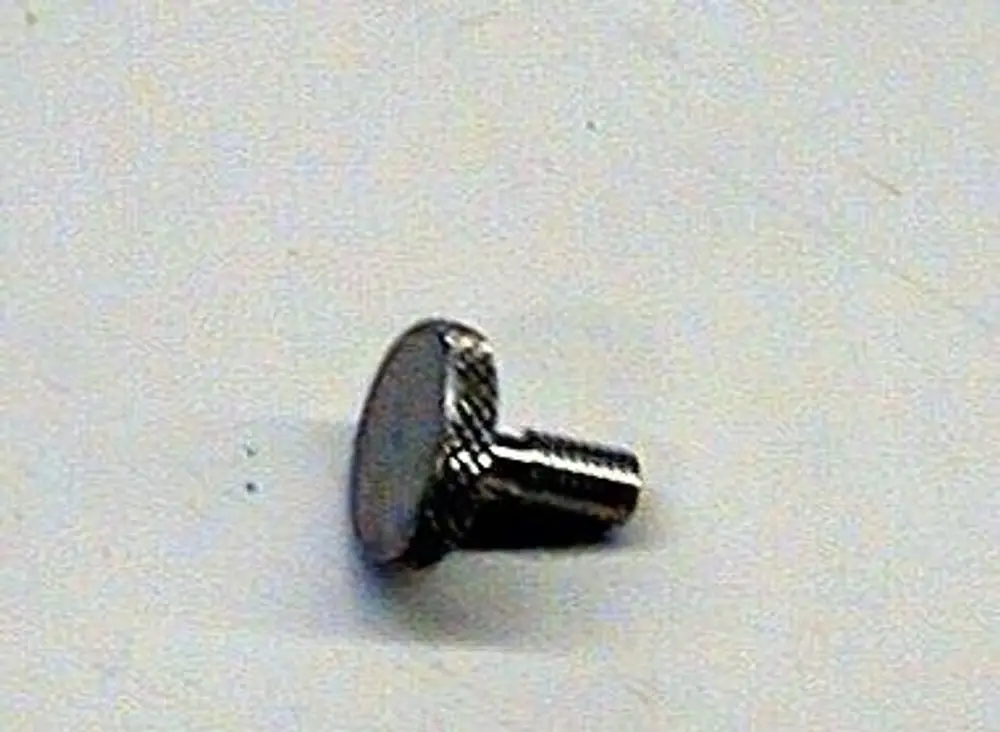Metallene Rändelschraube von Brötje mit flachem Kopf und Gewinde, auf einem einfarbigen Hintergrund abgebildet.