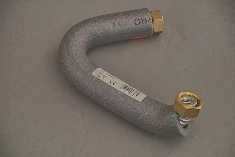Brötje Rohrleitung mit zwei Anschlussstücken, eine Seite mit Gewinde und erste Schraubverbindung, die andere mit Feder und Ring, auf grauem Hintergrund.