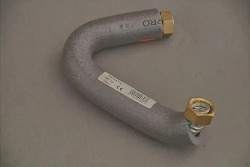 Brötje Rohrleitung mit zwei Anschlussstücken, eine Seite mit Gewinde und erste Schraubverbindung, die andere mit Feder und Ring, auf grauem Hintergrund.