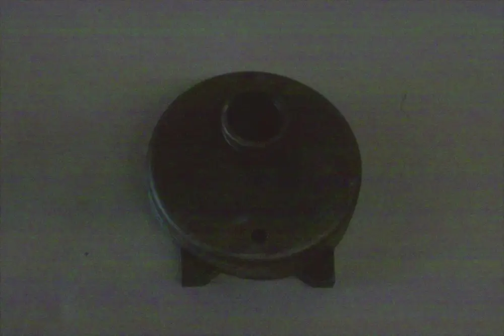 Brötje Deckel mit Diffusor in runder Form, aus Metall, mit einem Anschluss oben und einer Öffnung unten zur Befestigung.