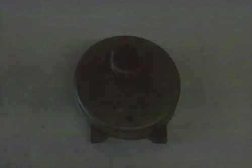 Brötje Deckel mit Diffusor in runder Form, aus Metall, mit einem Anschluss oben und einer Öffnung unten zur Befestigung.